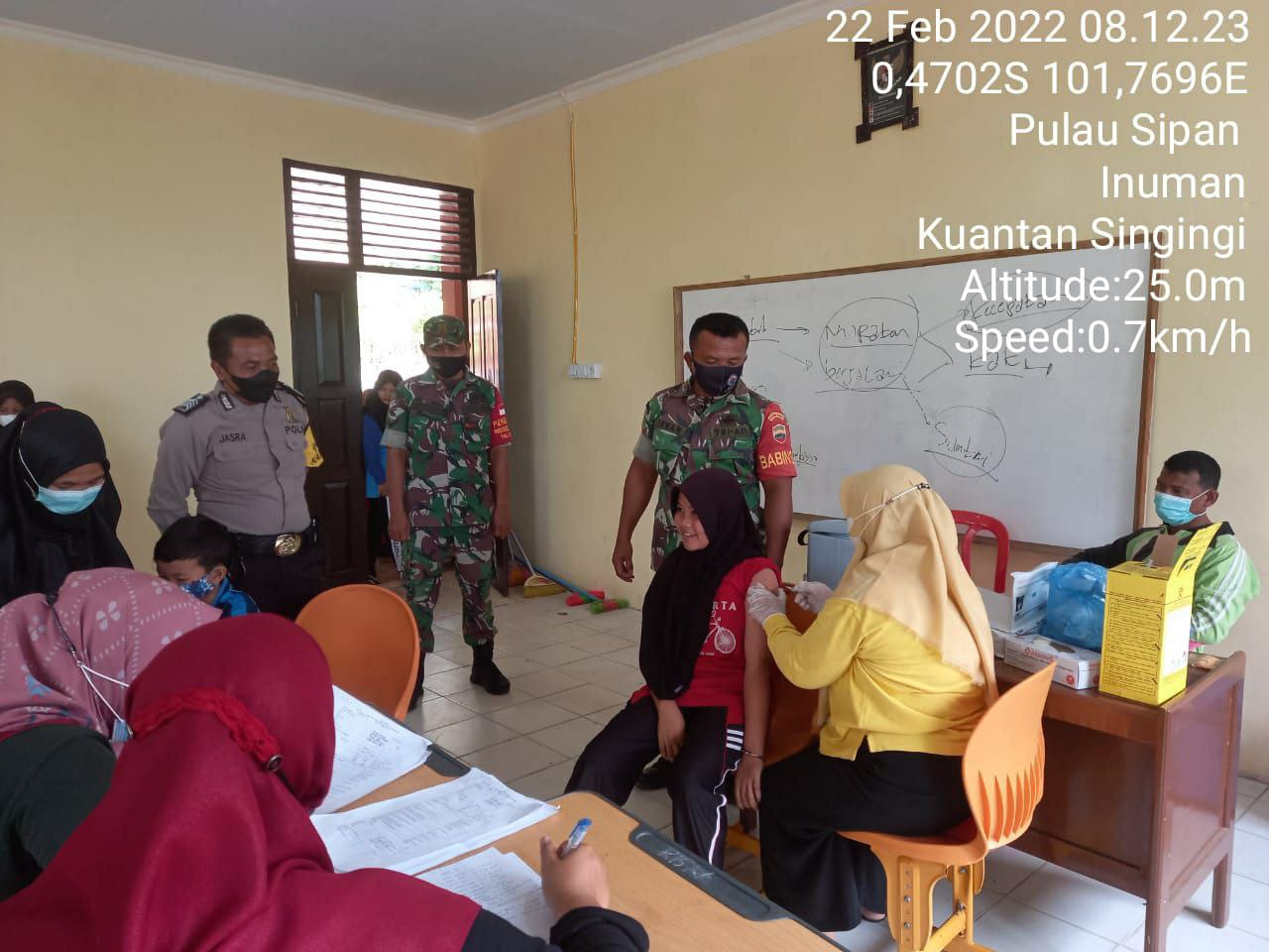 Babinsa Koramil 06/Cerenti Kodim 0302/Inhu Pantau Dan Dampingin Pelaksanaan Vaksin Covid-19 di SD Negeri 014 Pulau Sipan