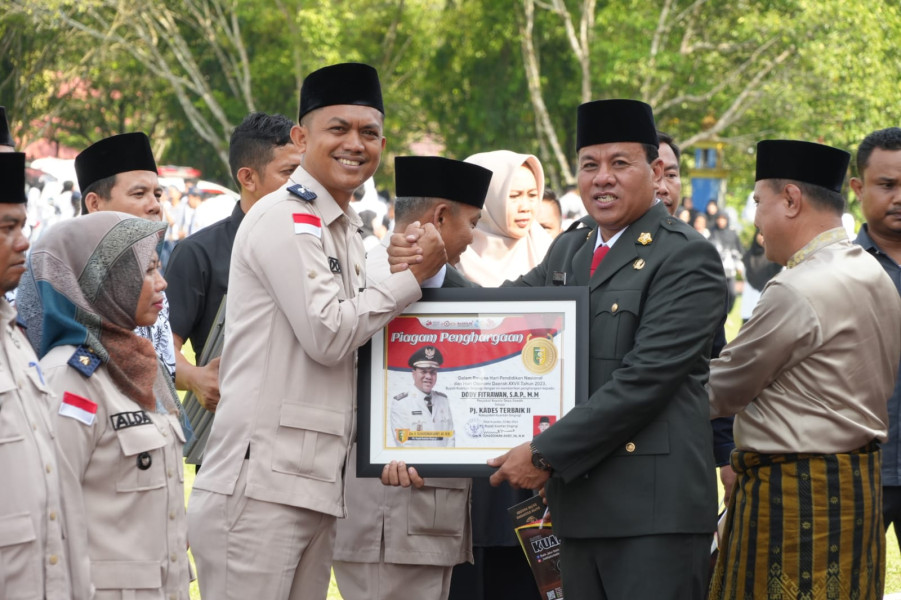 Suhardiman Berikan Penghargaan Bagi Guru Dan ASN Berprestasi