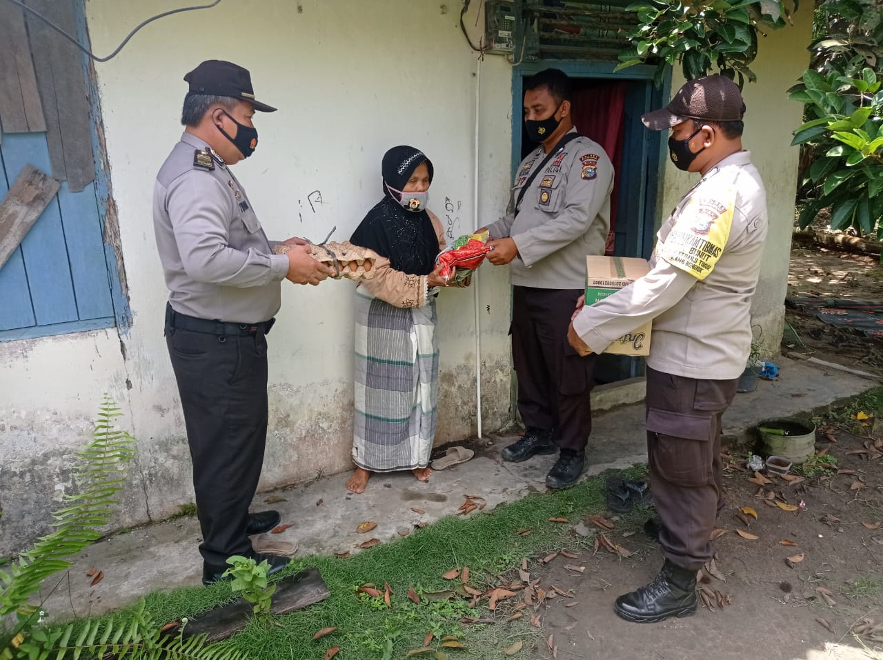 Polsek Bunut Bagikan Sembako Kepada Masyarakat Terdampak Covid-19