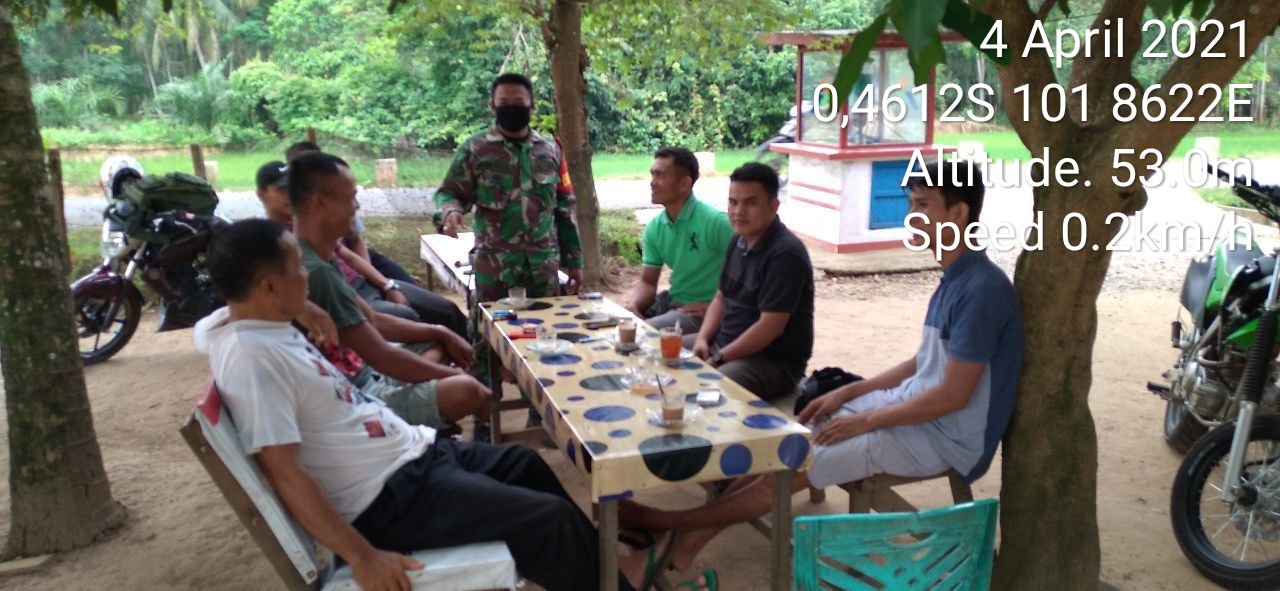 Melalui Komsos Babinsa Koramil 06/Cerenti Dim 0302/Inhu Himbau Warga Patuhi Protokol Kesehatan Covid 19