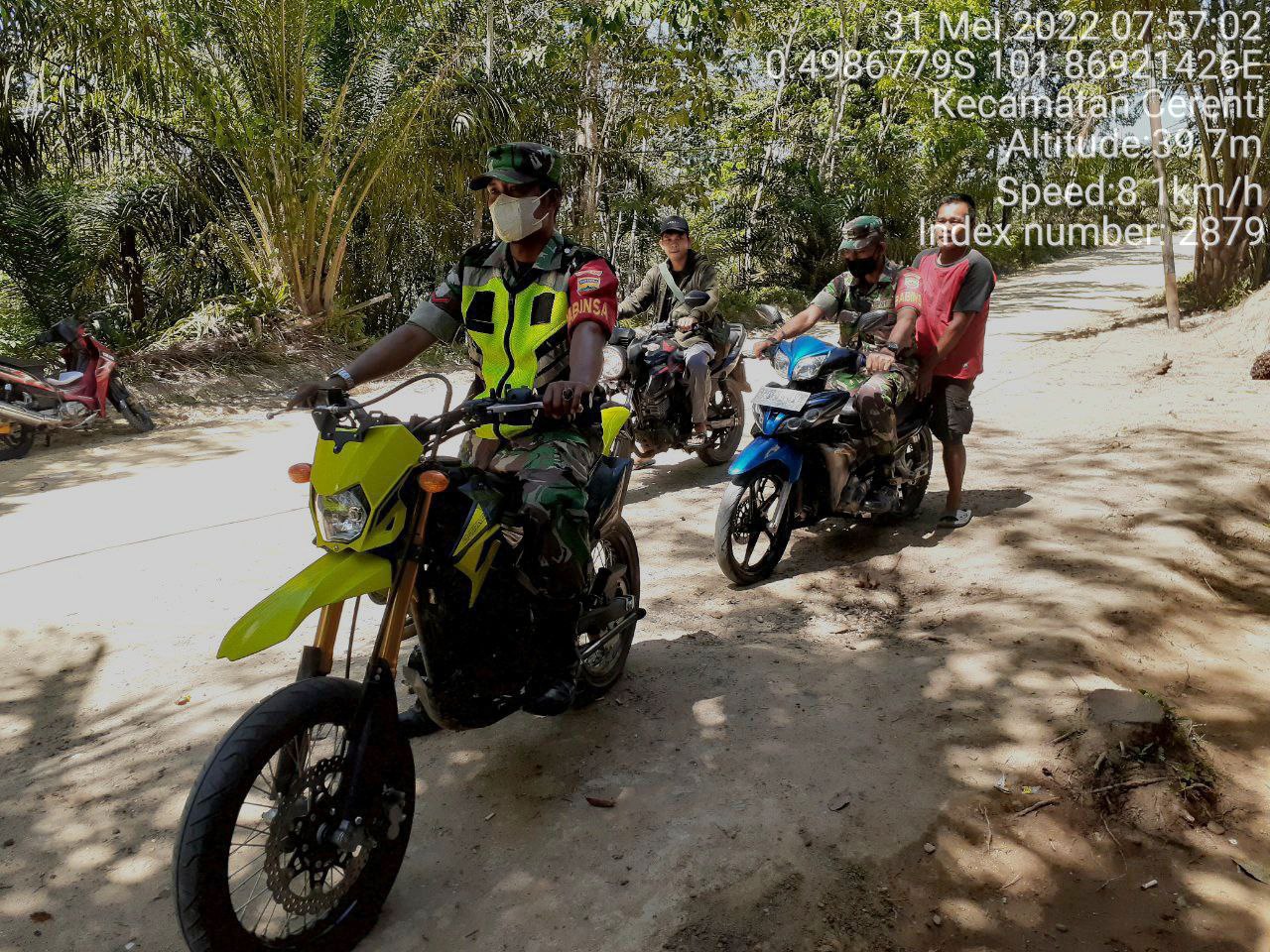 Sertu Efison dan Kopda Irwan Babinsa Koramil 06/Cerenti Kodim 0302/Inhu Laksanakan Patroli Untuk Cegah Kebakaran Hutan Dan Lahan