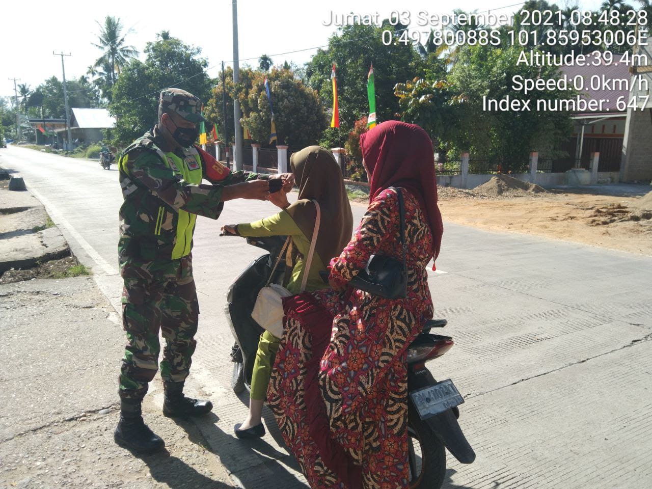 Babinsa Koramil 06/ Cerenti Kodim 0302/ Inhu Bagikan Masker Gratis Kepada Warga Desa Binaan di Desa Kampung Baru Timur Kecamatan Cerenti