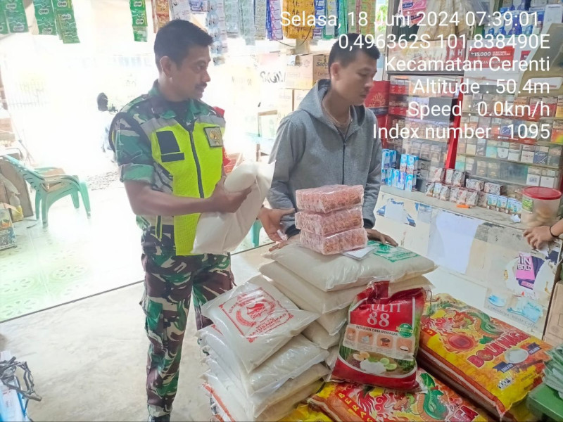 Babinsa Koramil 06/Cerenti Kodim 0302/Inhu Serda Jama Anur Pantau Perkembangan Harga Kebutuhan Pokok di Wilayah Teritorialnya 