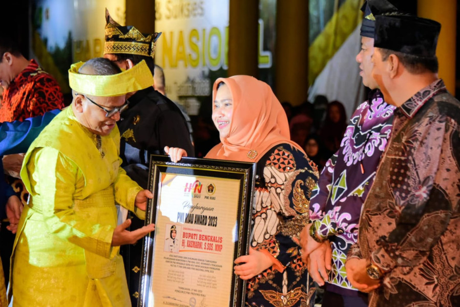 Bupati Bengkalis Kasmarni Terima Anugerah PWI Riau Award 2023