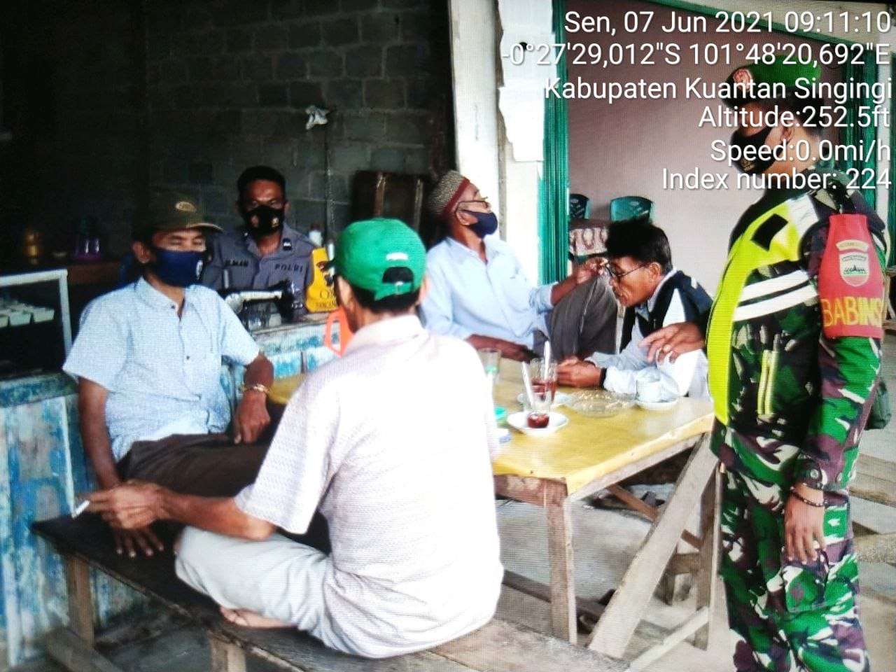 Babinsa Koramil 06/Cerenti Dim 0302/Inhu Melaksanakan Komsos Dengan Warga Binaan di Desa Sigaruntang