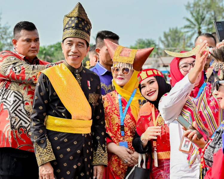 Kenakan Pakaian Adat Batak Toba, Bupati Bengkalis Ikuti Upacara Harlah Pancasila Bersama Presiden