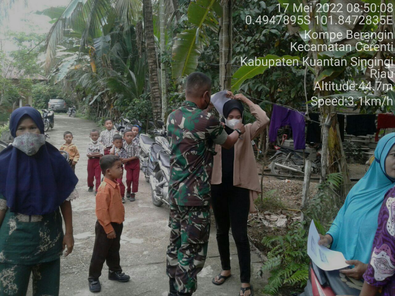 Babinsa Koramil 06/ Cerenti Kodim 0302/Inhu Membagikan Masker Untuk Masyarakat di Kompe Berangin Kecamatan Cerenti