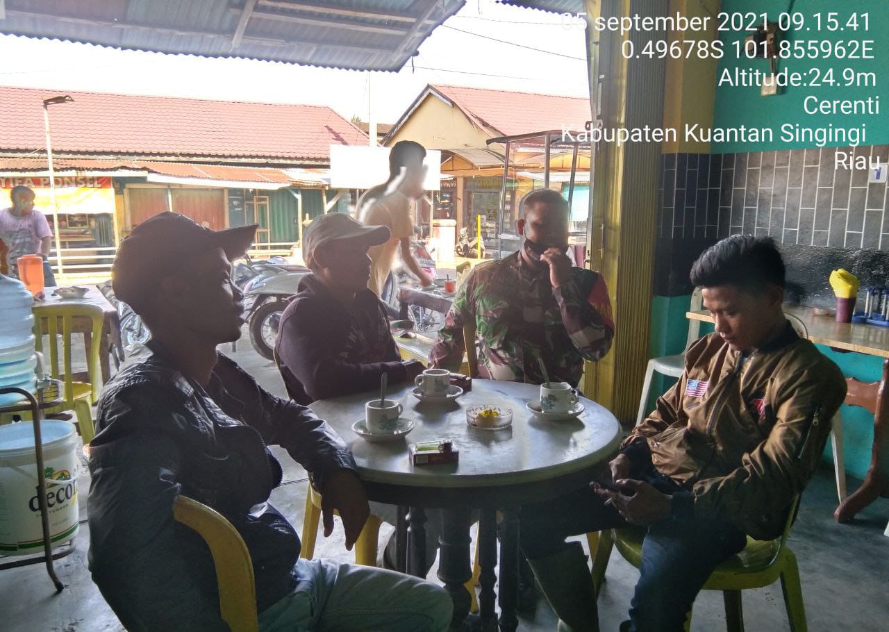 Komsos Salah Satu Cara Babinsa Koramil 06/ Cerenti Kodim 0302/ Inhu Menghimbau Kepada Warga Untuk Memperkecil Penyebaran Covid-19 di Kelurahan Pasar Cerenti