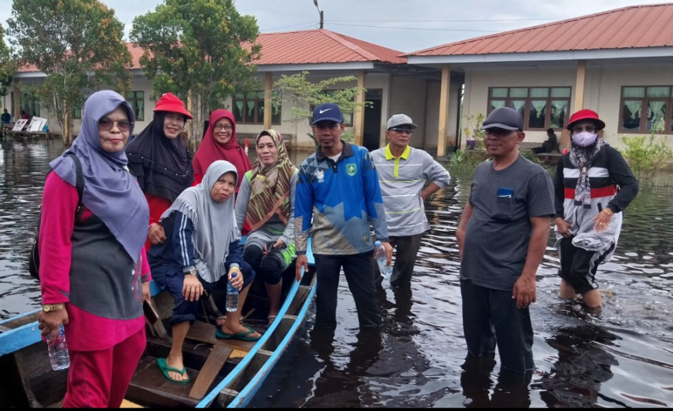 SDN 15 Bukit Batu Terendam Banjir, Guru Evakuasi Peralatan Sekolah