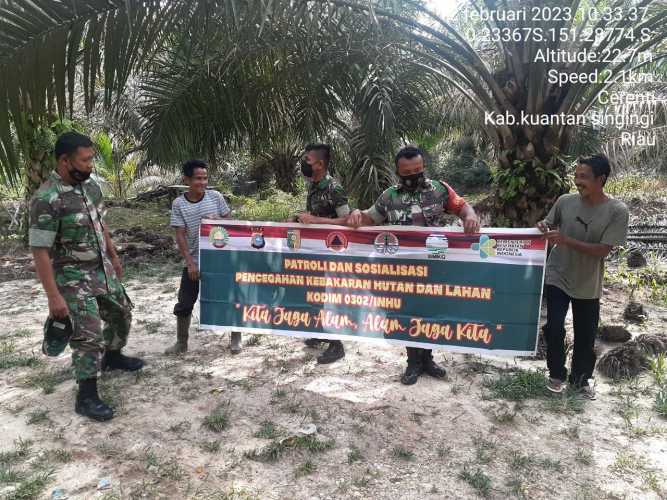 Tingkatkan Pengawasan Karlahut Babinsa Koramil 06/Cerenti Kodim 0302/Inhu Melaksanakan Patroli dan Sosialisasi Kepada Masyarakat