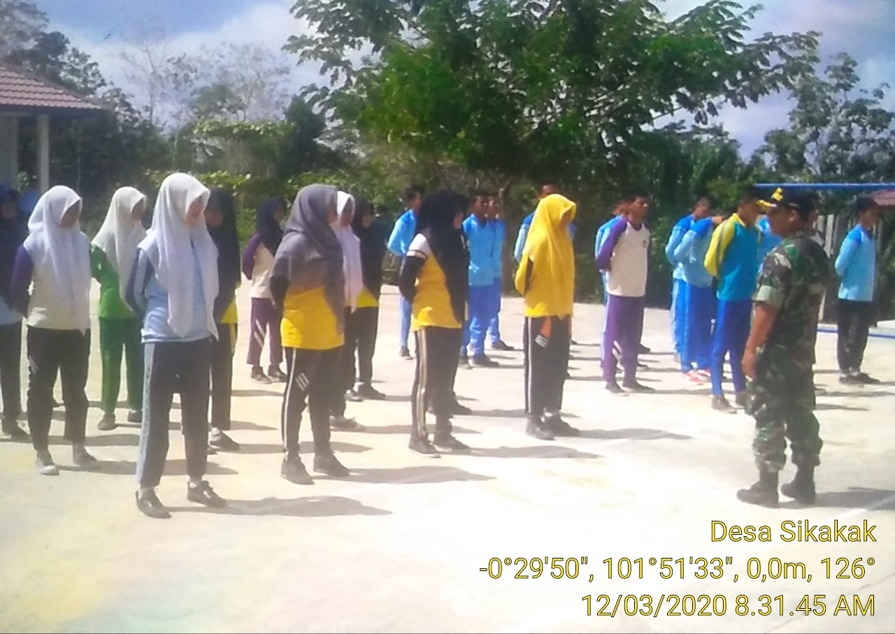 Bentuk Sikap Kedisiplinan, Babinsa Koramil 06/Cerenti Dim 0302/Inhu Serka M.Amin Latih PBB Siswa SMP Negeri 3 Sikakak Kecamatan Cerenti. 