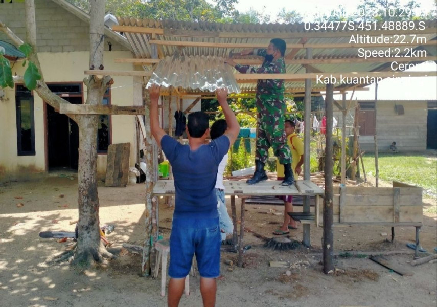 Serda Dumen Siregar Gotong Royong Dengan Warga  Membantu Membangun Warung Milik Warga Desa Kampung Baru Timur Kecamatan Cerenti