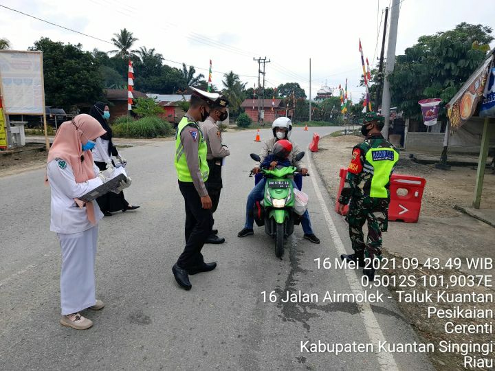 Personel Koramil 06/Cerenti Bantu Jaga Pos Penyekatan Antisipasi Mudik Lebaran di Kecamatan Cerenti Kabupaten Kuantan Singingi