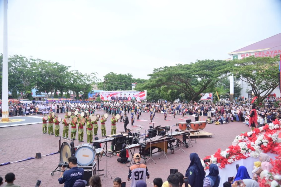 Pagelaran Seni Budaya pada Penurunan Bendera di Lapangan Tugu Jadi Magnet Warga