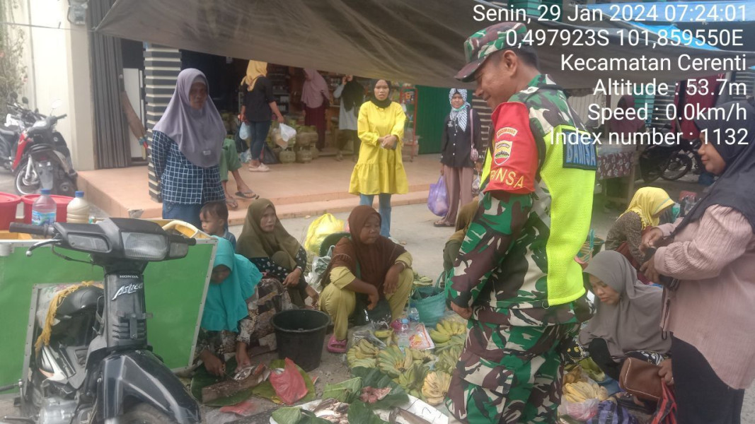 Serma Jama Anur, Babinsa Koramil 06/Cerenti Cek Harga Sembako di Kelurahan Pasar Cerenti