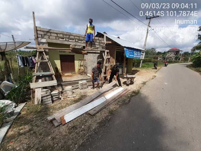 Babinsa Koramil 06/Cerenti Kodim 0302/Inhu Bantu Warga Binaan Melanjutkan Pembuatan Warung di Desa Pulau Panjang Hulu Kecamatan Inuman 