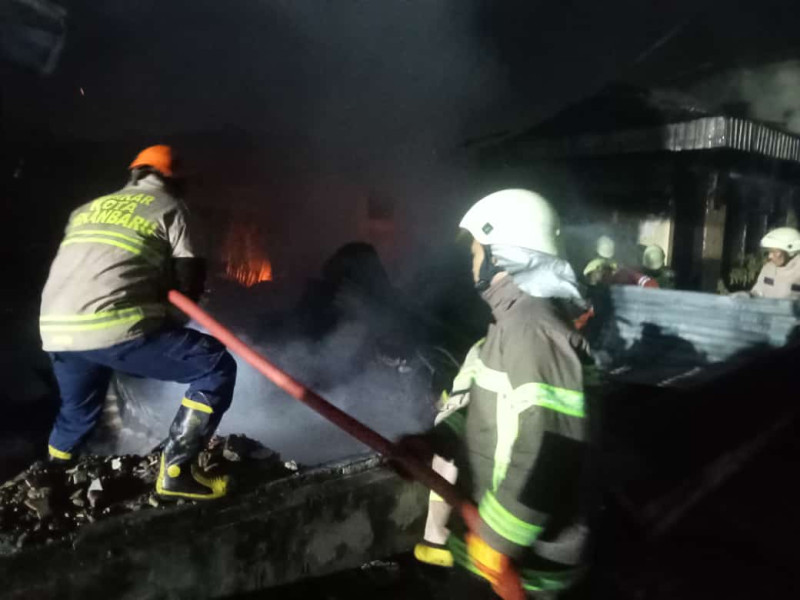 Kebakaran Hebat Hanguskan Rumah dan Bengkel di Jalan Bandeng