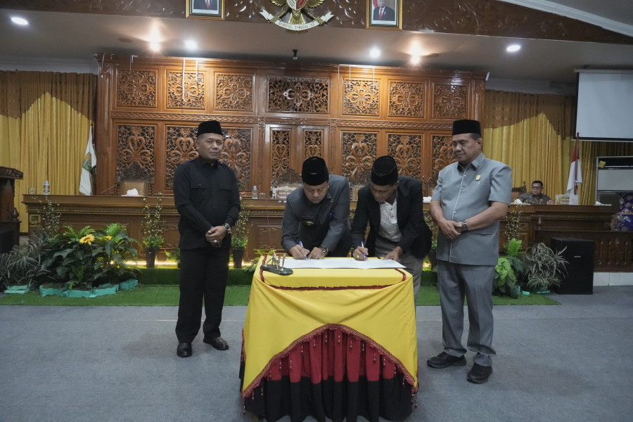 Lewat Pembahasan Dan Paripurna Marathon;  DPRD Kuansing Akhirnya Sahkan Ranperda Retribusi Pajak Daerah Menjadi Perda, Bupati Apresiasi DPRD Kuansing