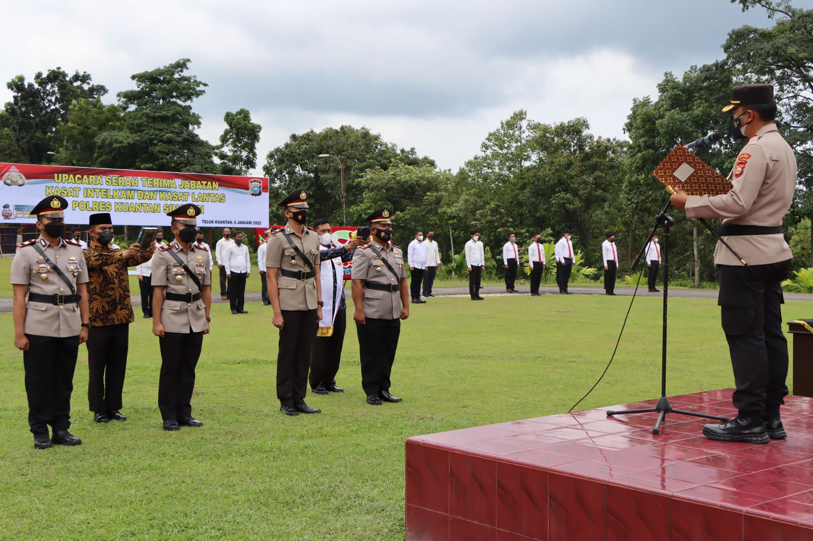 Upacara Serah Terima Dua Kasat Polres Kuansing; Kapolres,Terimakasih Atas Dedikasinya dan Segera Menyesuaikan Diri di Lingkungan Baru