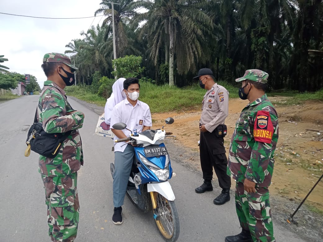 Personel Polsek Kerumutan Bersama Babinsa Koramil 15 Sosialisasikan Prokes