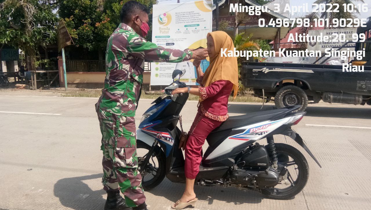 Babinsa Koramil 06 /Cerenti Kodim 0302/Inhu Bagikan Masker Kepada Pengendara Sepeda Motor