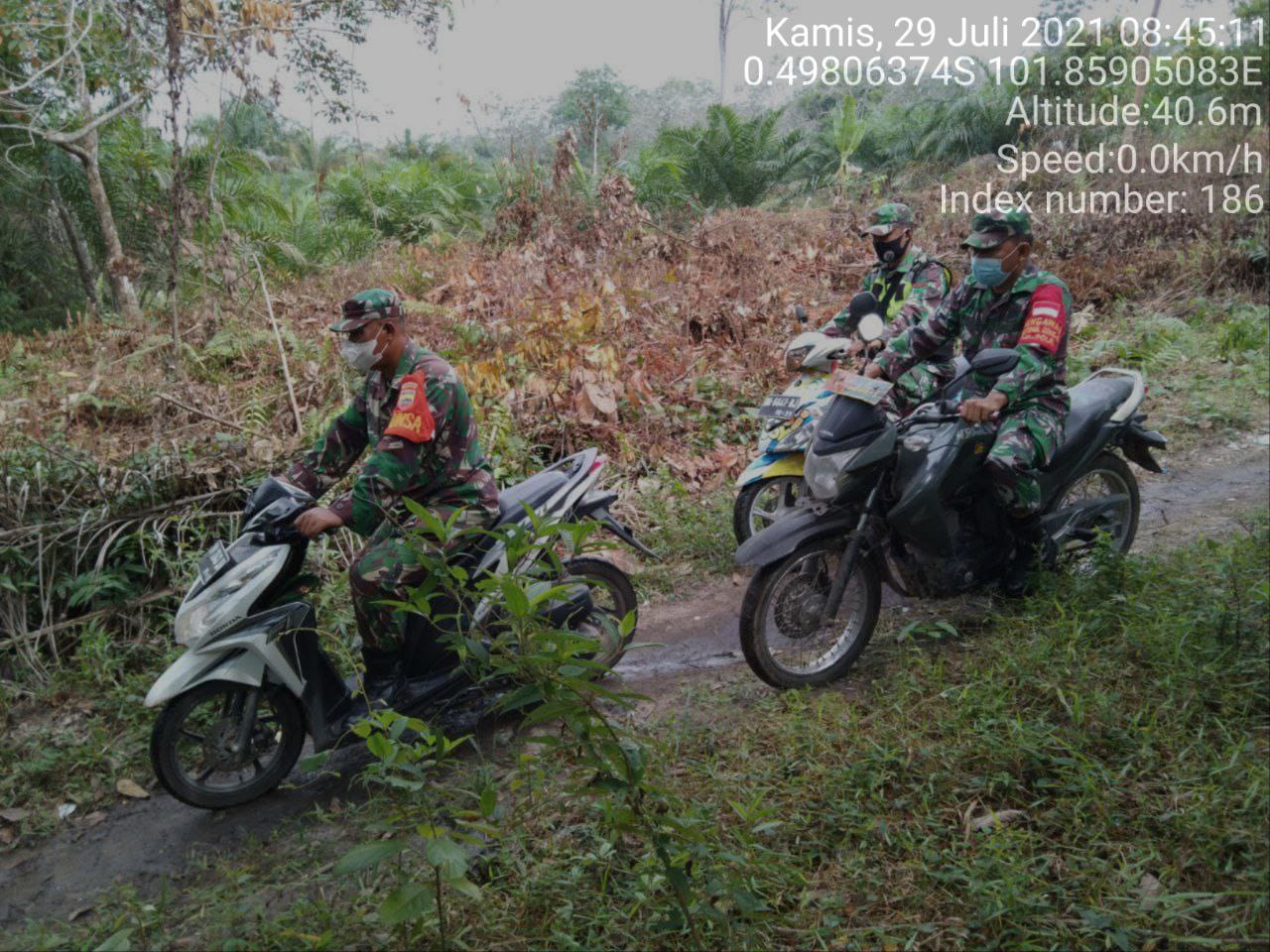 Anggota Koramil 06/Cerenti Terus  Sosialisasikan Dan Patroli Tentang Bahaya Karhutla Di Wilayah Binaannya Desa Kampung Baru Koto Kecamatan Inuman Kabupaten Kuansing