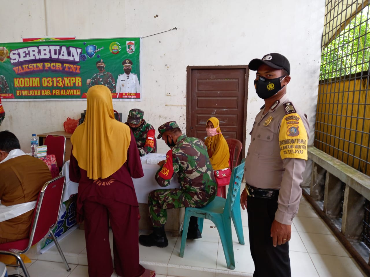 Bhabinkamtibmas Desa Telayap dan TNI Monitor Giat Vaksinasi Dosis II