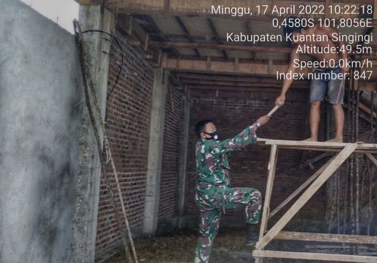 Babinsa Koramil 06/Cerenti Kodim 0302/Inhu Gotong Royong Membantu Warga di Desa Banjar Nantigo Kecamatan Inuman