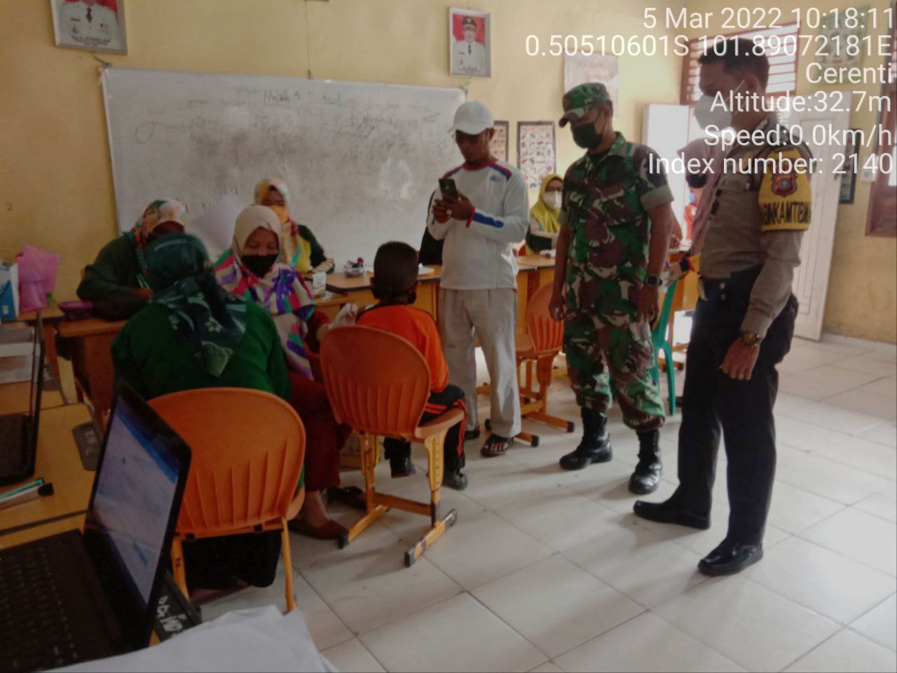 Kopda Junedi Babinsa Koramil 06/Cerenti Kodim 0302/Inhu Pantau Dan Dampingi Pelaksanaan Vaksin Covid-19 di SD Negeri 011 Pulau Panjang Cerenti Kecamatan Cerenti