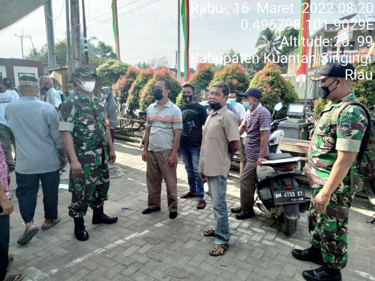 Babinsa Koramil 06/Cerenti Kodim 0302/Inhu Dan Anggota Polsek Kec.cerenti ,Berikan Sosialisasi Serta Himbauan Kepada Warga Agar Patuhi Prokes Covid-19 di Pulau Busuk Jaya Kecamatan Iunuman