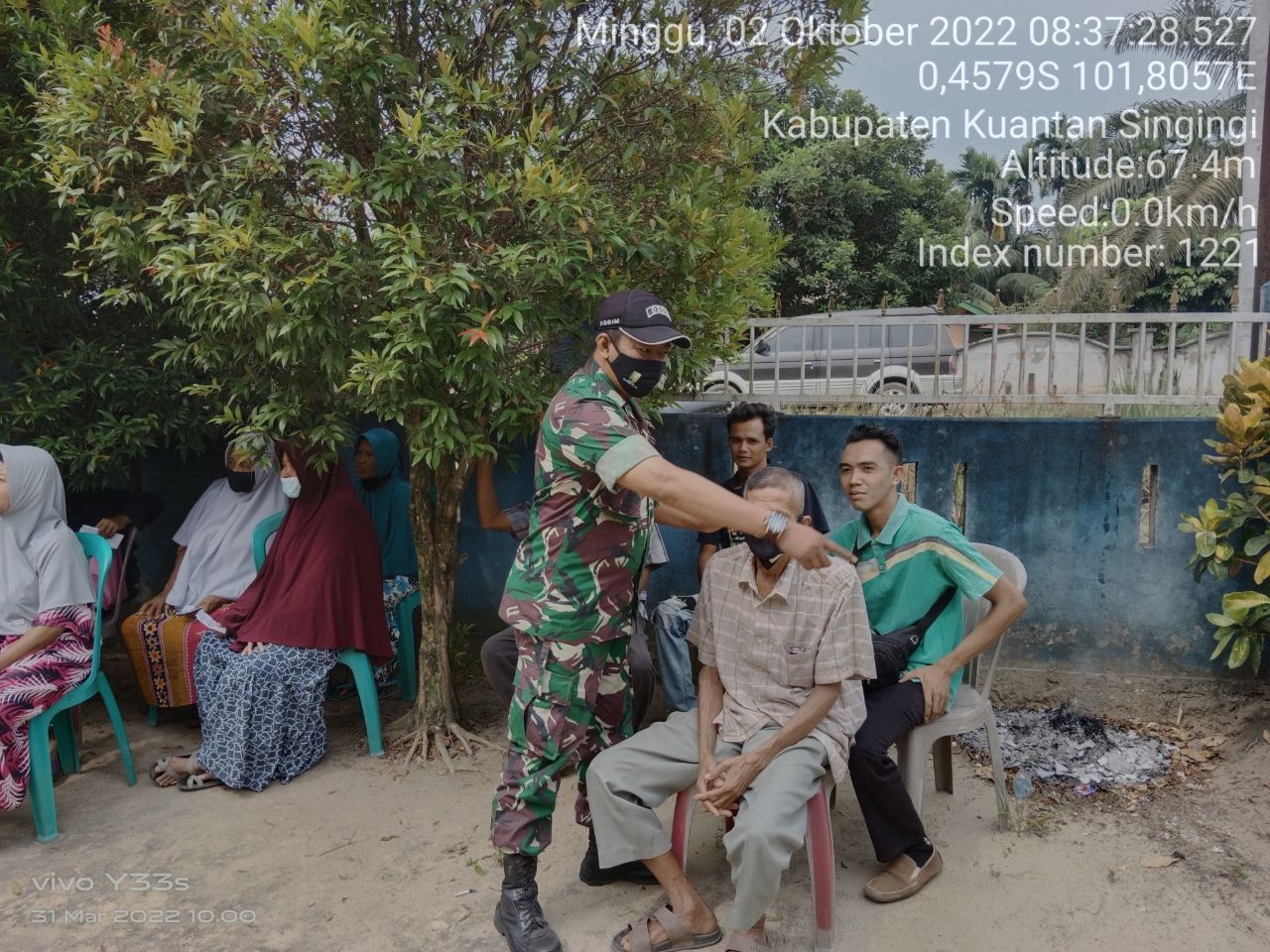 Babinsa Koramil 06/Cerenti Kodim 0302/ Inhu Bagikan Masker Kepada Warga Desa Banjar Nantigo Kecamatan Inuman Kabupaten Kuantan Singingi