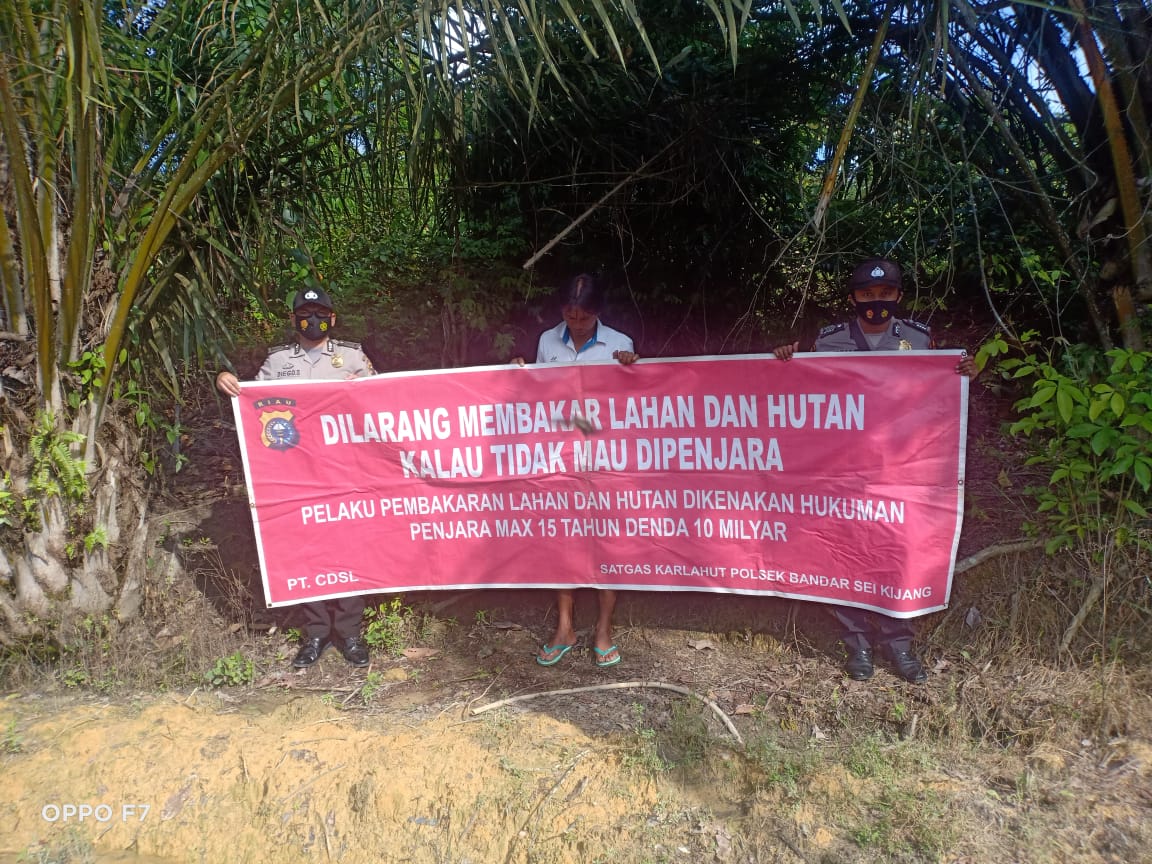 Langkah Antisipasi Karhutla, Polsek Bandar Sei Kijang Pasang Spanduk Imbauan dan Patroli