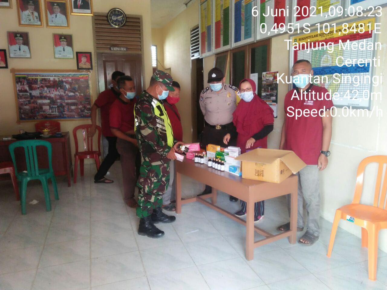 Babinsa Koramil 06/Cerenti Dan Bhabinkamtibmas Melaksanakan Komsos Serta Monitoring Posko PPKM Mikro Didesa Binaan