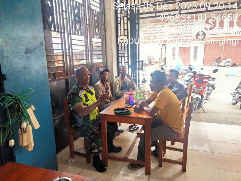 Serda Juanda Babinsa Koramil 06/Cerenti Kodim 0302/Inhu Komsos Dengan Warga Desa Tanjung Medan Berikan Pengertian Jaga Keamanan Lingkungan