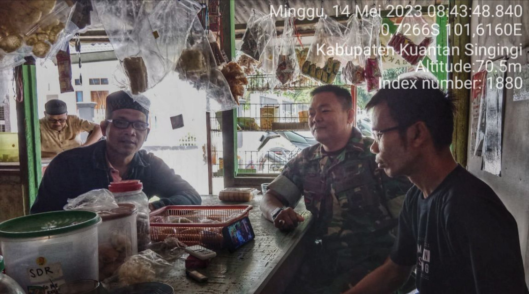 Di Desa Bedeng Sikuran Babinsa Koramil 06/Cerenti Kodim 0302/Inhu Komsos Dengan Masyarakat Desa Binaan