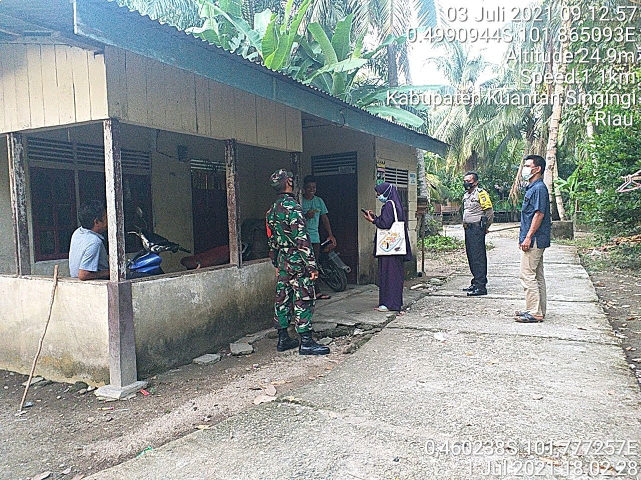 Babinsa Koramil 06/Cerenti Dan Bhabinkamtibmas Dampingi Nakes Memberikan Obat Untuk Pasien Isolasi Mandiri Covid 19 Desa Pulau Busuk