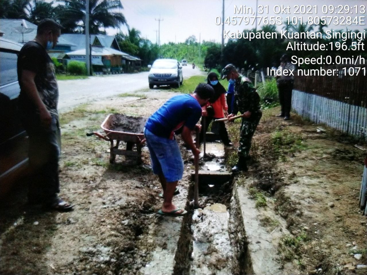 Babinsa Koramil 06 /Cerenti Kodim 0302/ Inhu Bersama Masyarakat Laksanakan Gotong Royong di Tanjung Medan