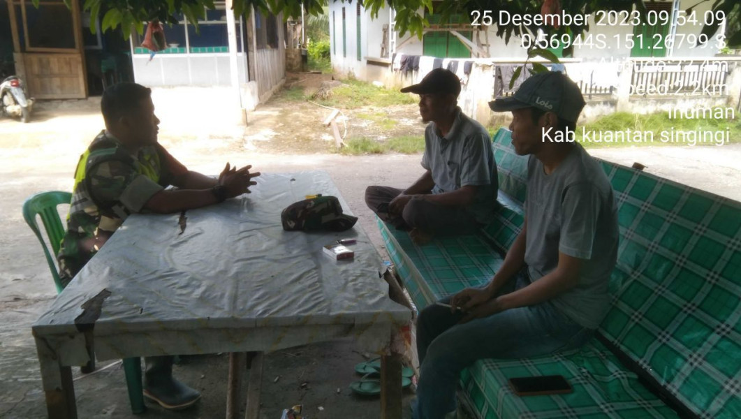 Anggota Koramil 06/Cerenti  Kodim 0302/Inhu Menjaga Keakraban Dengan Warga, Babinsa Komsos Mempererat Tali Silaturahmi Di Desa Binaan di Desa Pulau Panjang Hilir
