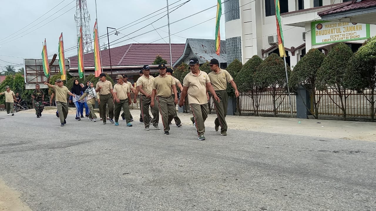 Jaga Kebugaran, Danramil 06/Cerenti Dim 0302/Inhu Pimpin Langsung Olah Raga Jalan Kaki
