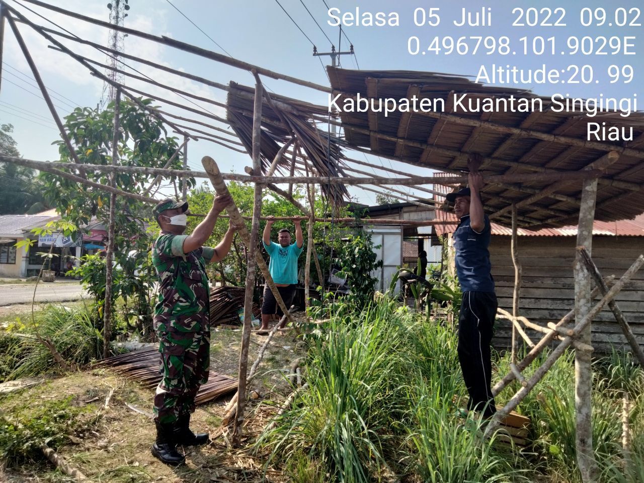 babinsa koramil 06/Cerenti Kodim 0302/Inhu Bantu Masyarakat Desa Binaan Membangun Tempat Jualan