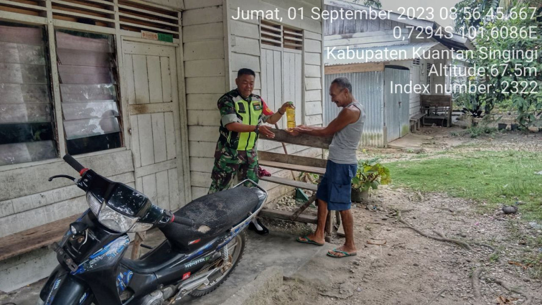 Di Desa Lebuh Lurus Kecamatan Inuman Babinsa Koramil 06/Cerenti Kodim 0302/Inhu Memberi Bantuan Sembako Untuk Masyarakat