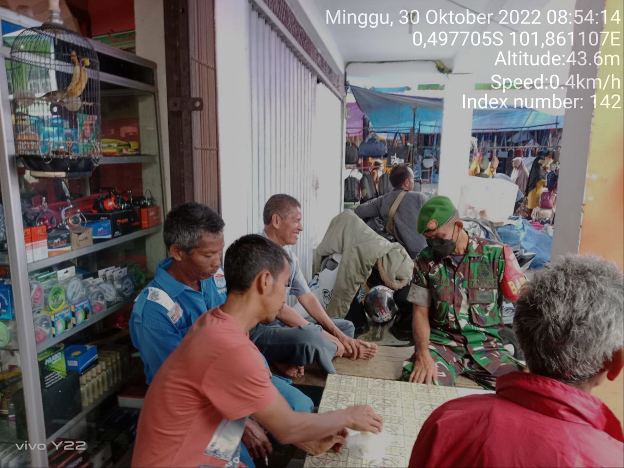 Setiap Hari Babinsa Koramil 06/Cerenti Dim 0302/Inhu,Serda Samrin Komsos Dengan Warga Desa Binaan