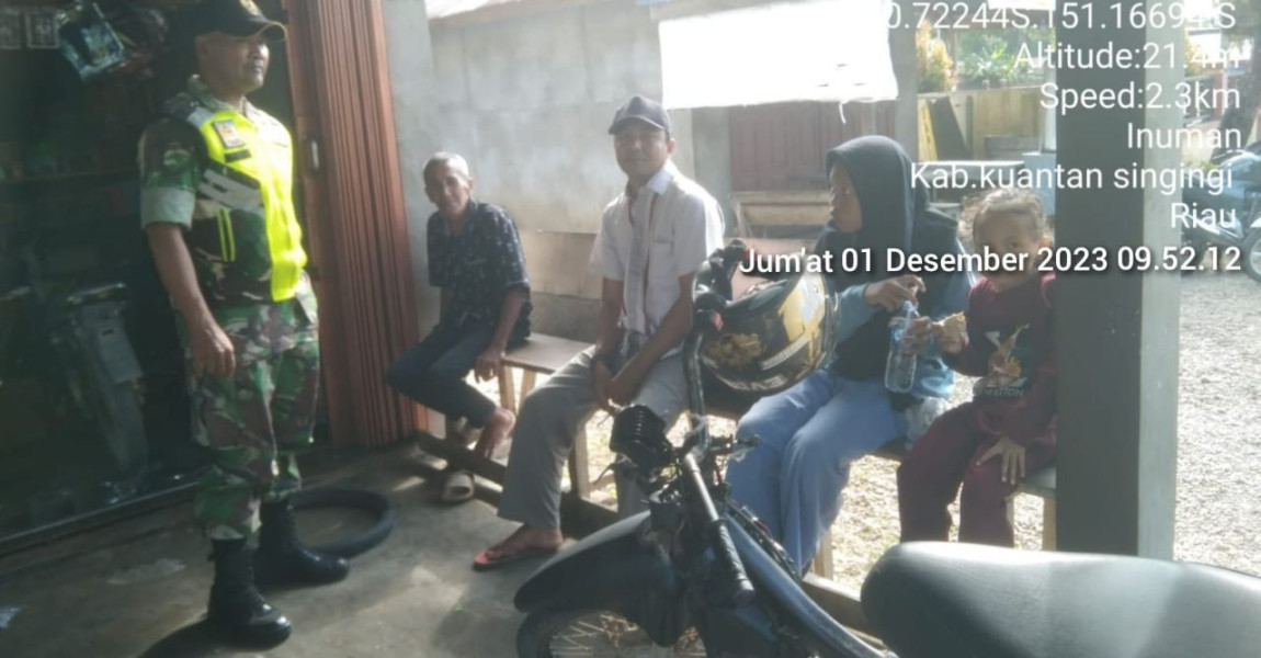 Serda Dumen Siregar Anggota Babinsa Koramil 06/Cerenti  Kodim 0302/Inhu Agar Tetap Akrab Dengan Warga Laksanakan Komsos Mempererat Tali Silaturahmi Dengan Warga