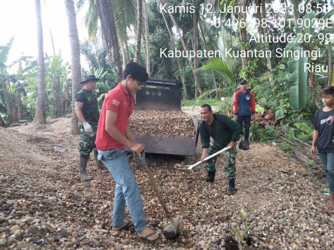 Bangun Keakraban Babinsa Koramil 06/Cerenti Dim 0302/Inhu Membantu Warga Mengambil Batu Untuk Membangun Rumah