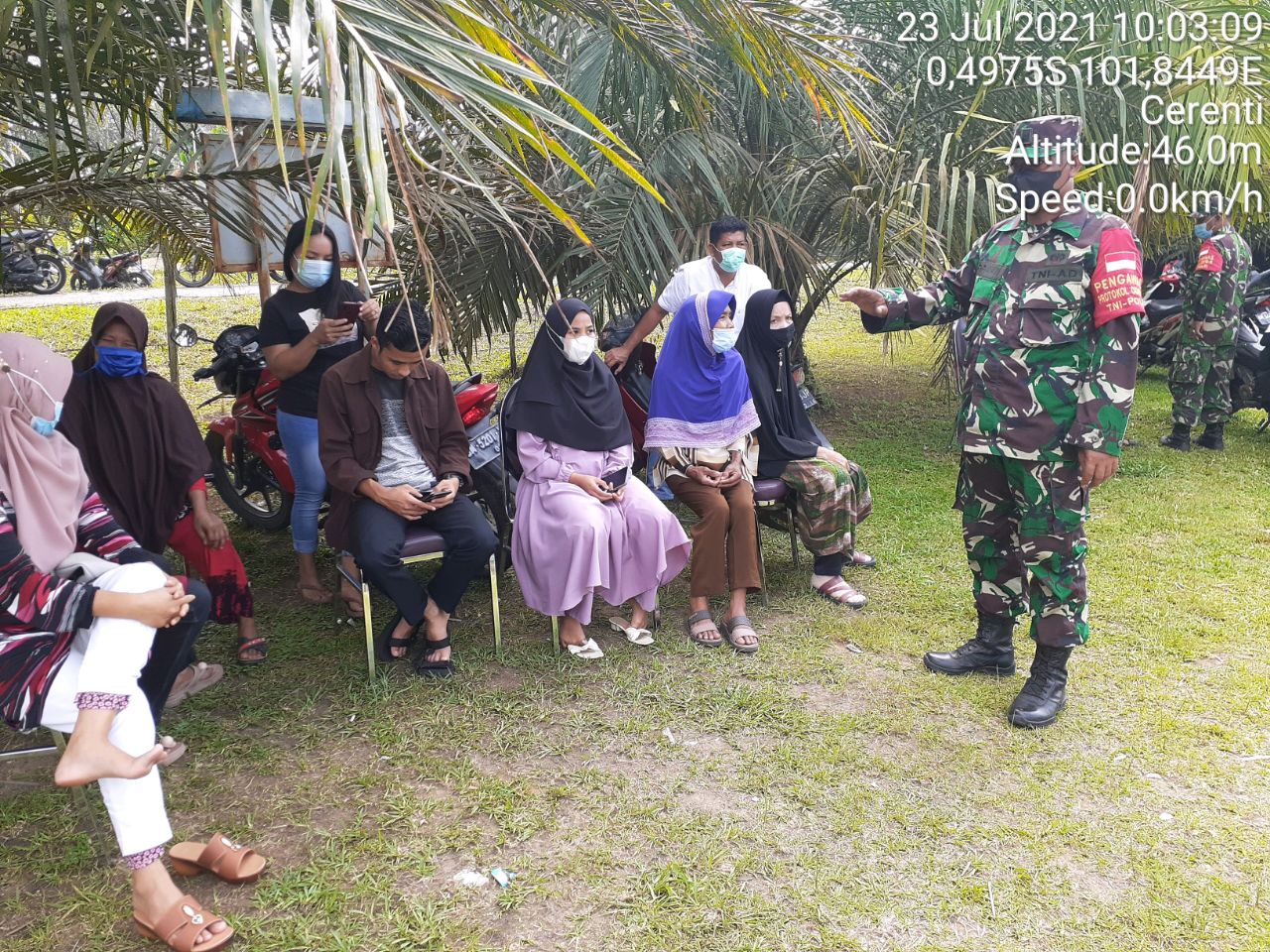 Babinsa Koramil 06 /Cerenti Kodim 0302 / Inhu Terus Laksanakan Komsos Bersama Masyarakat Desa Kompe Berangin Kecamatan Cerenti