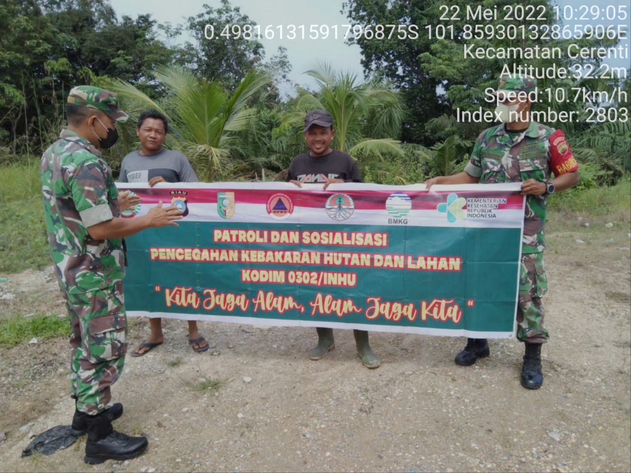 Sebagai Babinsa Koramil 06/Cerenti Kodim 0302/Inhu,Serda Samrin dan Sertu Efison Laksanakan Patroli Untuk Cegah Kebakaran Hutan Dan Lahan di Desa Pulau Panjang Cerenti