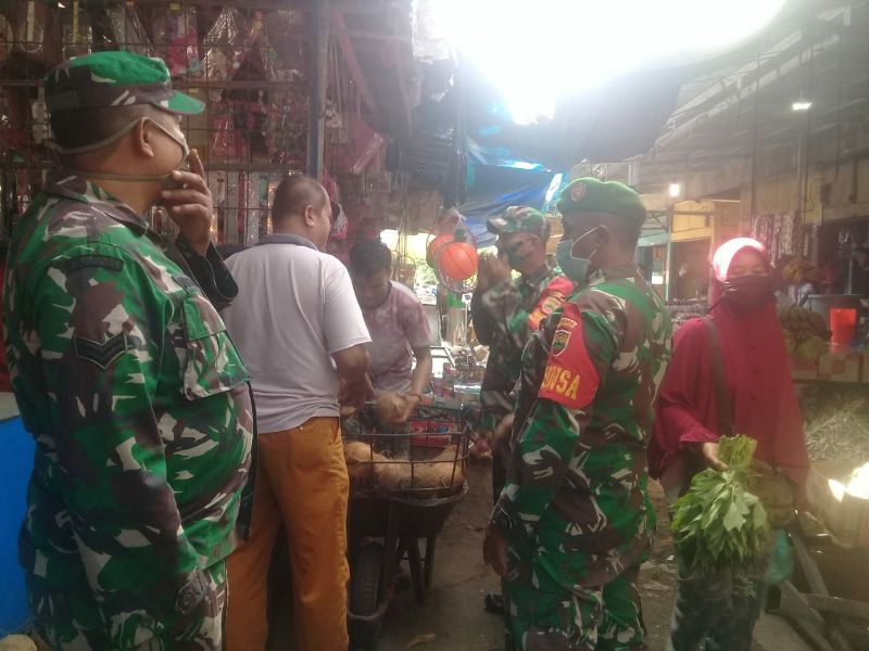 Anggota Koramil Jajaran Kodim 0313/KPR Wilayah Pelalawan Terus Berjibaku Lakukan Pendisiplinan Masyarakat 