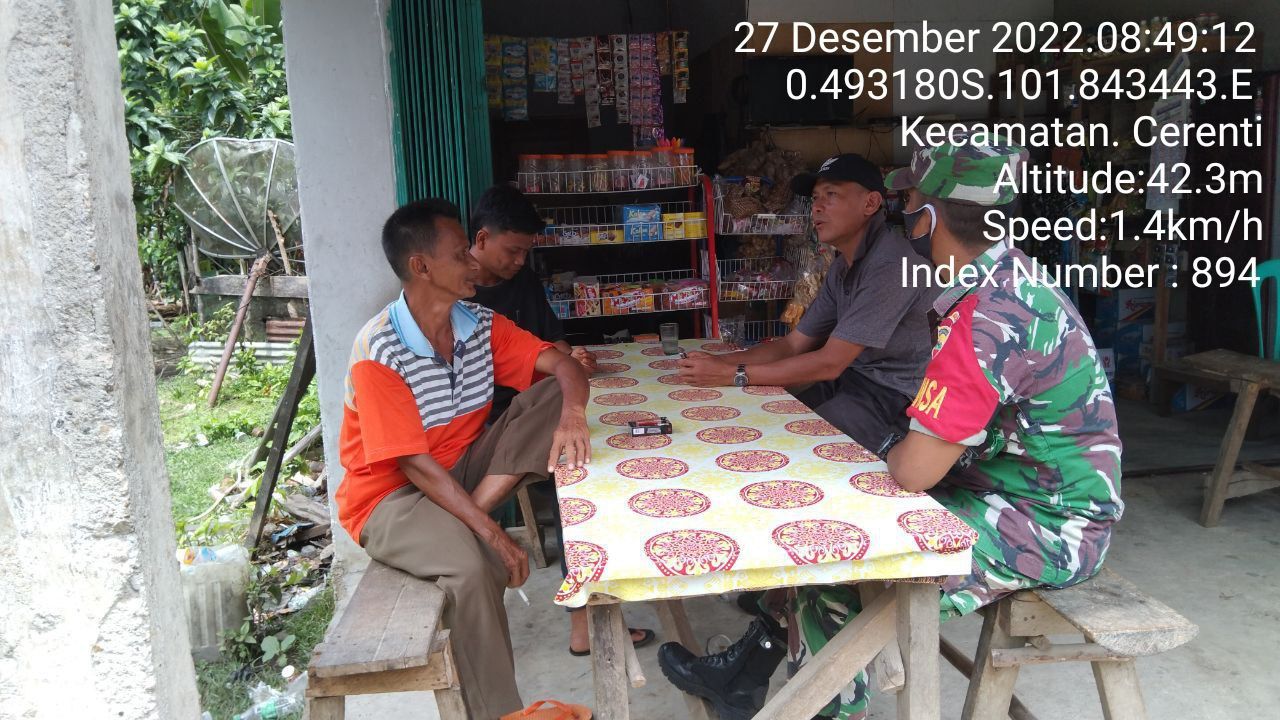 Babinsa Koramil 06 /Cerenti Kodim 0302/ Inhu Kopda Junedi  Komsos Dengan Warga Desa Tanjung Medan