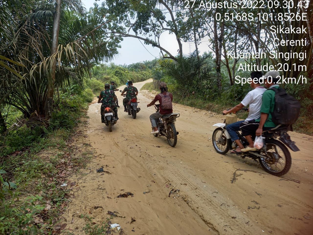 Anggota Koramil 06/Cerenti Kodim 0302/Inhu, Babinsa Koramil 06/Cerenti Tetap Patroli Pencegahan Karhutlah Di Musim Hujan