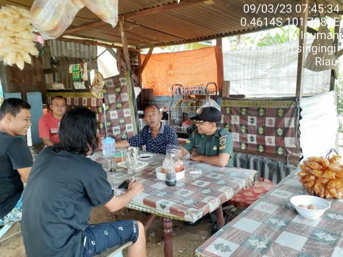 Babinsa Koramil 06/Cerenti Kodim 0302/Inhu Komsos Dengan Warga Binaan Memberikan Pengertian Tentang Pentingnya Menjaga Keamanan di Desa Sigaruntang Kecamatan Inuman 